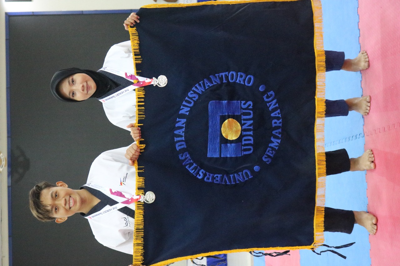 Talitha & anggara dengan bendera udinus